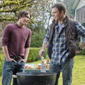 Logan Huffman e Nicholas Lea in un momento dell'episodio Pound of Flesh di V, remake di Visitors