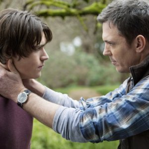 Logan Huffman e Nicholas Lea nell'episodio Pound of Flesh di V, remake di Visitors
