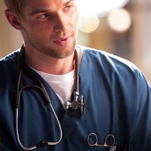 Mike Vogel in una scena del pilot di Miami Medical