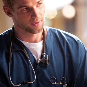Mike Vogel in una scena del pilot di Miami Medical