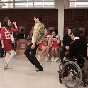 Un momento delle prove dei New Directions nell'episodio Hell-O di Glee