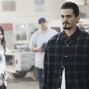 Yuko Takeuchi, sullo sfondo, e Vinicius Machado nell'episodio Queen Sacrifice di FlashForward