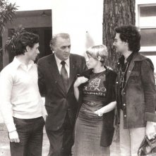 Antonio Orfanò con Federico Fellini, Donella Del Monaco e Frady Dragol durante una pausa del film Casanova davanti al teatro 5