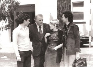 Antonio Orfanò con Federico Fellini, Donella Del Monaco e Frady Dragol durante una pausa del film Casanova davanti al teatro 5