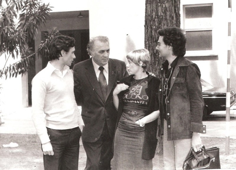Antonio Orfanò con Federico Fellini, Donella Del Monaco e Frady Dragol durante una pausa del film Casanova davanti al teatro 5