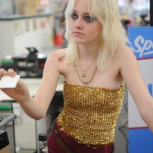 Dakota Fanning (Cheri Currie) in una scena del film The Runaways