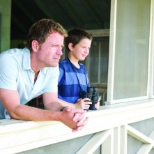 Greg Kinnear e Bobby Coleman in un'immagine di The Last Song