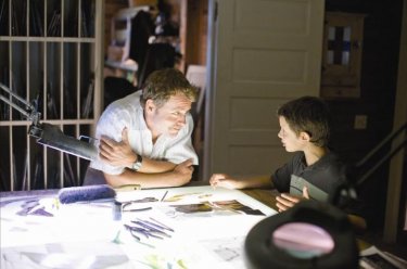 Greg Kinnear e Bobby Coleman in una scena di The Last Song