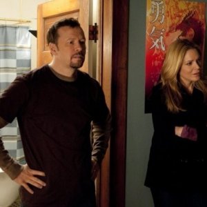 In Plain Sight: Donnie Wahlberg e Mary McCormack in una scena dell'episodio Father Goes West