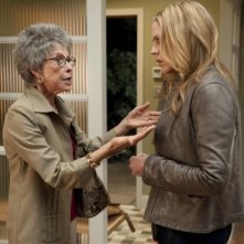 In Plain Sight: Mary McCormack e Rita Moreno nell'episodio Coma Chameleon