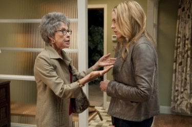 In Plain Sight: Mary McCormack e Rita Moreno nell'episodio Coma Chameleon