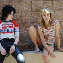 Kristen Stewart (Joan Jett) e Stella Maeve (Sandy West) in una scena del film The Runaways