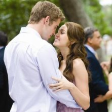 Liam Hemsworth e Miley Cyrus in una scena di The Last Song