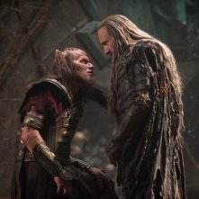 Ralph Fiennes (Ade) parla con un suo sottoposto nel film Scontro tra Titani 3D