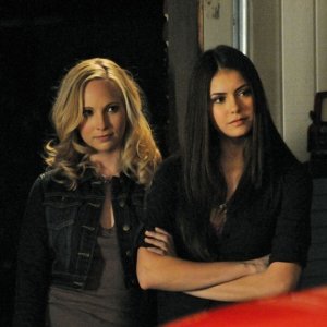 Candice Accola e Nina Dobrev in un momento dell'episodio There Goes the Neighborhood di The Vampire Diaries