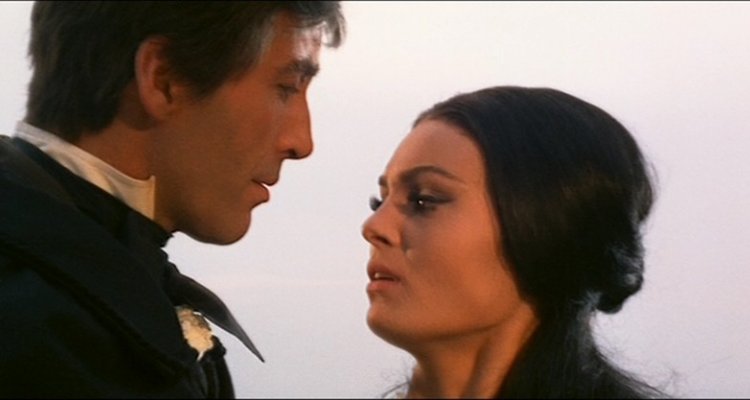 Christopher Lee Con Daliah Lavi In Una Scena Del Film La Frusta E Il Corpo Movieplayer It