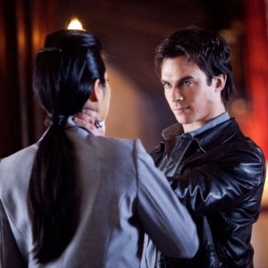 Damon (Ian Somerhalder) affronta Pearl (Kelly Hu) nell'episodio There Goes the Neighborhood di Vampire Diaries