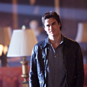Damon (Ian Somerhalder) in casa Salvatore nell'episodio There Goes the Neighborhood di Vampire Diaries
