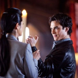 Kelly Hu (di spalle) e Ian Somerhalder in una scena dell'episodio There Goes the Neighborhood di Vampire Diaries
