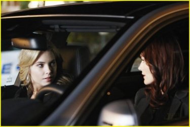 Laura Leighton ed Ashley Benson in una scena della serie Pretty Little Liars