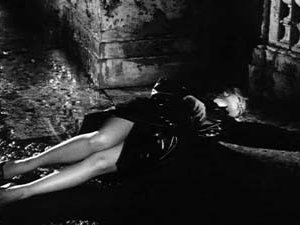 Letícia Román svenuta in una scena del film La ragazza che sapeva troppo di Mario Bava