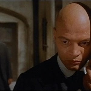 Luciano Catenacci e (sullo sfondo) Piero Lulli in una scena del film Operazione paura