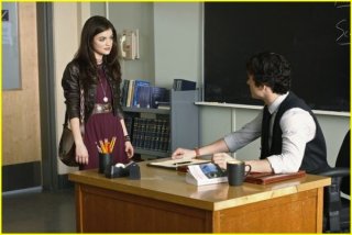 Lucy Hale ed Ian Harding in un momento della serie Pretty Little Liars
