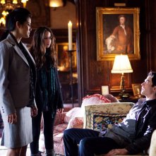 Malese Jow, Kelly Hu e Ian Somerhalder nella vecchia pensione dei Salvatore nell'episodio There Goes the Neighborhood di Vampire Diaries