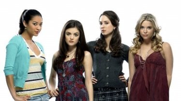 Shay Mitchell, Lucy Hale, Troian Avery Bellisario ed Ashley Benson in una foto promozionale della serie Pretty Little Liars