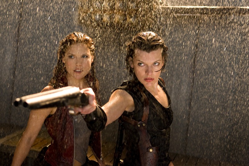 Ali Larter Claire Redfield E Milla Jovovich Alice Sotto La Pioggia In Una Scena Del Film Resident Evil Afterlife 151742