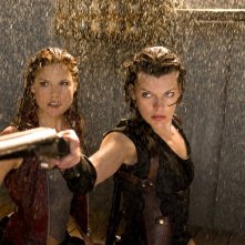 Ali Larter (Claire Redfield) e Milla Jovovich (Alice) sotto la pioggia, in una scena del film Resident Evil: Afterlife