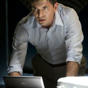 Il Dr. Caine (Tygh Runyan) nell'episodio Space di Stargate Universe