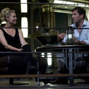 Tamara Johansen (Alaina Kalanj) parla con il Dottor Caine (Tygh Runyan) nell'episodio Space di Stargate Universe