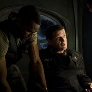 Una sequenza dell'episodio Space di Stargate Universe con il Sergente Greer (Jamil Walker Smith) e il Col. Young (Justin Louis)