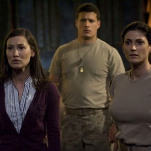 Una sequenza dell'episodio Space di Stargate Universe con Lisa Park (Jennifer Spence), Julia Anderson (Vanessa James) e parte dell'eqipaggio