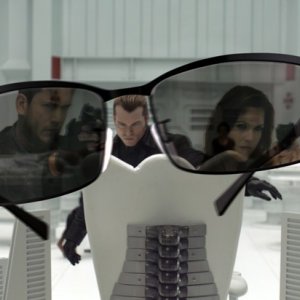 Wentworth Miller, Kacey Barnfield (riflessi negli occhiali) e Shawn Roberts in un momento del film Resident Evil: Afterlife