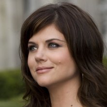 Un primo piano di Tiffani Thiessen nella serie White Collar