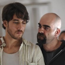 Alberto Ammann e Luis Tosar in un'immagine del film Cella 211