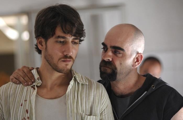 Alberto Ammann e Luis Tosar in un'immagine del film Cella 211