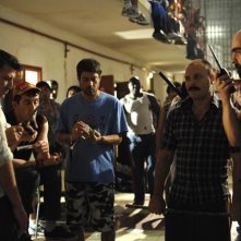 Alberto Ammann e Luis Tosar in una scena del film Cella 211