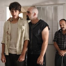 Alberto Ammann, Luis Tosar e Vicente Romero in un'immagine del film Cella 211