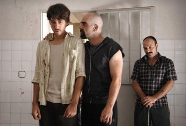 Alberto Ammann, Luis Tosar e Vicente Romero in un'immagine del film Cella 211