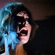 Ariana Gorini spaventata in una scena del thriller Sei donne per l'assassino