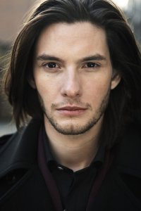 Un intenso primo piano di Ben Barnes