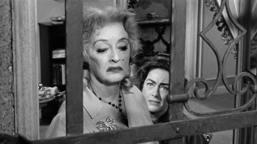 Bette Davis e Joan Crawford in una scena del film Che fine ha fatto Baby Jane?
