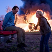 Brett Rickaby e Radha Mitchell in una sequenza del film The Crazies