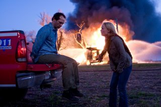 Brett Rickaby e Radha Mitchell in una sequenza del film The Crazies