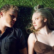 Christopher Egan e Amanda Seyfried sdraiati su un prato nel film Letters to Juliet
