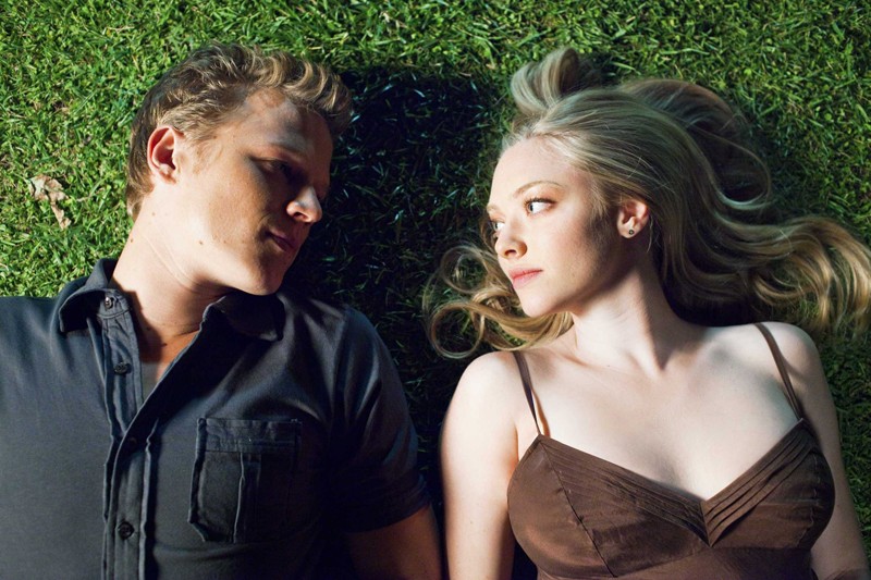 Christopher Egan e Amanda Seyfried sdraiati su un prato nel film Letters to Juliet