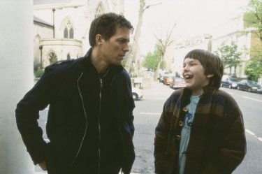 Hugh Grant (Will) accanto a Nicholas Hoult (Marcus) in una scena del film About a Boy